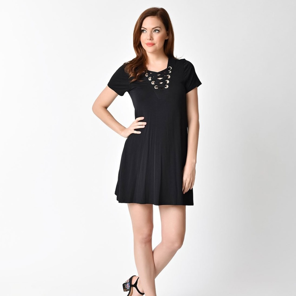 1970s Style Black Short Sleeve Lace Up Knit Shift
